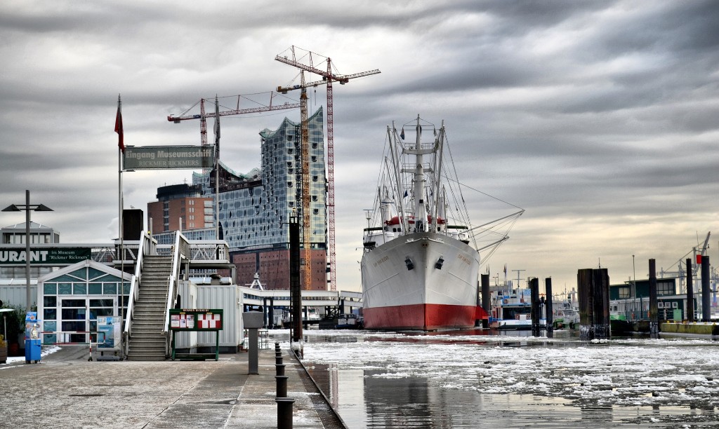 Hafen Hamburg mit Museumsschiff Rickmer Rickmers und Elbphilharmonie